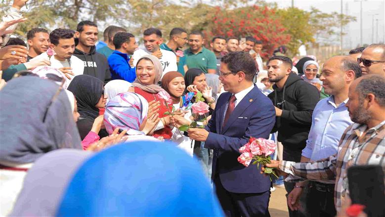 فى إطار 100 مليون شجرة : رئيس جامعة بنها يتفقد معرض الزهور السنوي في دورته الثالثة
