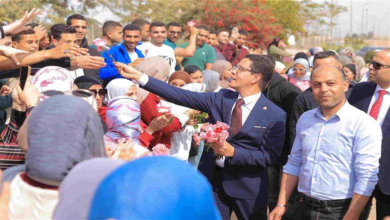 رئيس جامعة بنها يتفقد معرض الزهور في دورته الثالثة بمشاركة أكثر من 300 نوع نباتي