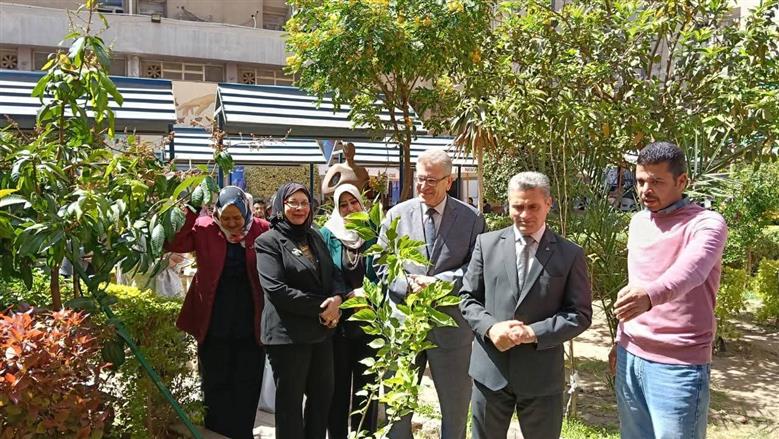 «مهرجان التشجير» بصمة خضراء فى كلية طب تدوم للطلاب والأجيال القادمة