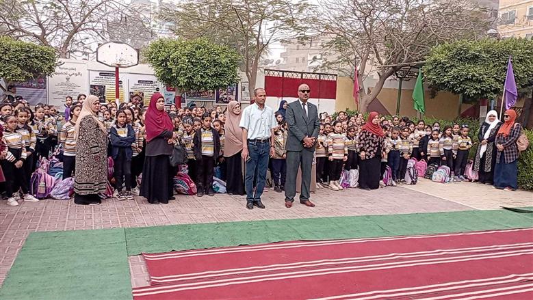 لتعزيز حالة الانضباط.. وكيل تعليم بني سويف يشارك في طابور الصباح بمدرسة ابتدائية