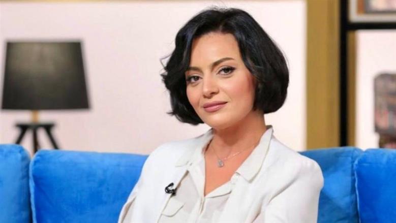 هبة عبد الغني تمازح الجمهور بصورة من مسلسل رأس الأفعي: حالة الجو برعاية سناء الصفراء