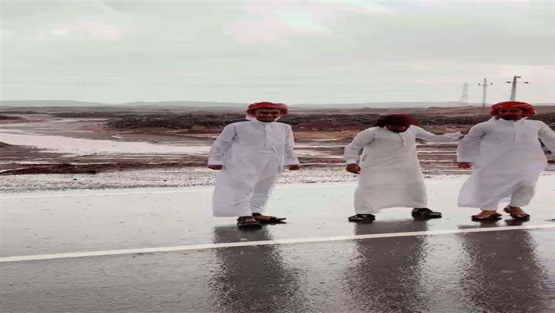 مشاهد من تساقط أمطار غزيرة تصل إلى حدّ السيول بوادي سعال في مدينة سانت كاترين