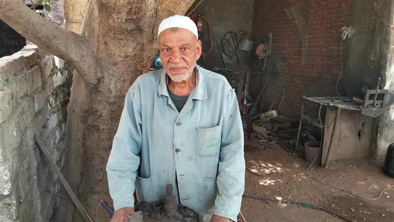 عم حمدي.. حداد النواورة الذي صنع تاريخا من الحديد والإرادة في أسيوط