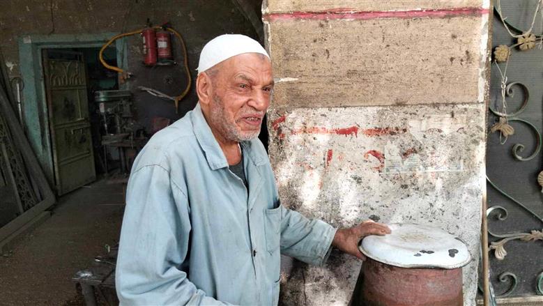 عم حمدي.. حداد النواورة الذي صنع تاريخا من الحديد والإرادة في أسيوط