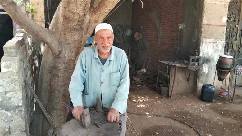 عم حمدي.. حداد النواورة الذي صنع تاريخا من الحديد والإرادة في أسيوط