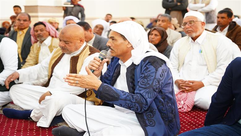 محافظ مطروح خلال لقاء أهالي قرية اطنوح 