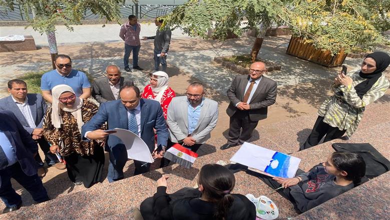 على ضفاف النيل.. 150 موهبة من طلاب بنها يرسمون إبداعهم في ممشى أهل مصر