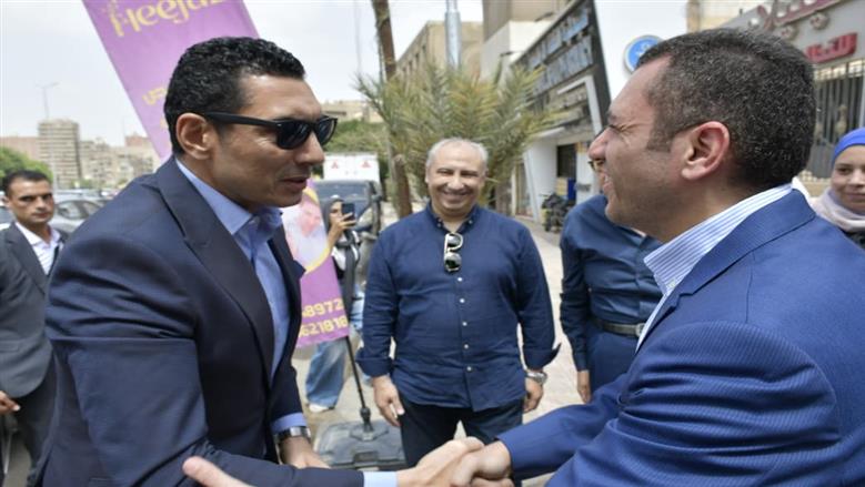 جوهر نبيل خلال زيارته للعامل المصاب