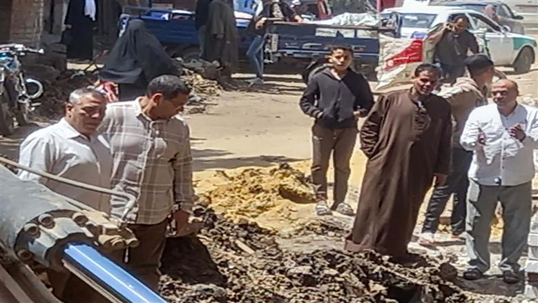 كسح تراكمات المياه وتسليك مواسير الصرف الصحي بقريتين في الفيوم