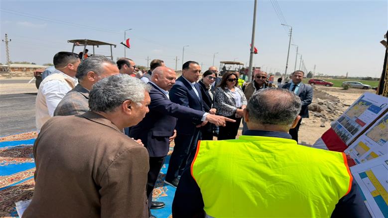«خارج مسار الزيارة».. مدبولي يتفقد تطوير «طريق بالوظة» ويوجه بسرعة إنجازه لخدمة أهالي سيناء