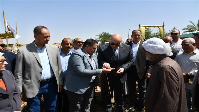 محافظ الفيوم يفتتح موسم حصاد القمح بأحد الحقول الزراعية بقصر رشوان