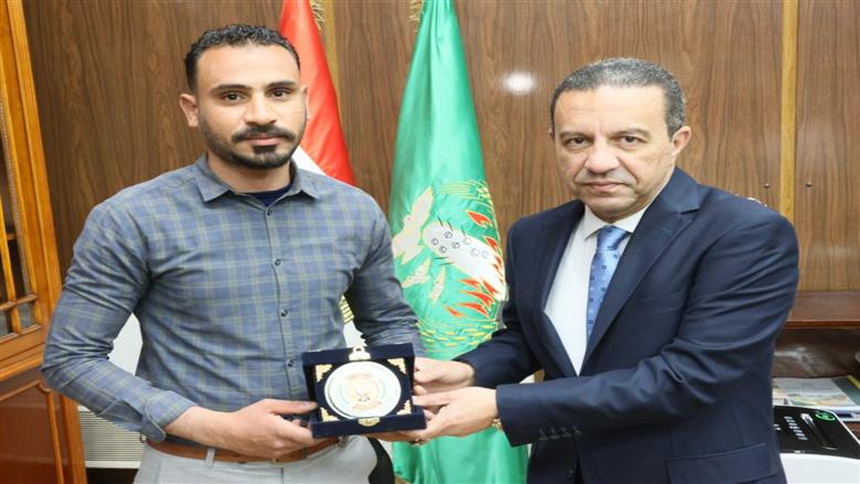 محافظ المنوفية يكرّم شابا أنقذ فتاة من الغرق.. ويهديه درع المحافظة