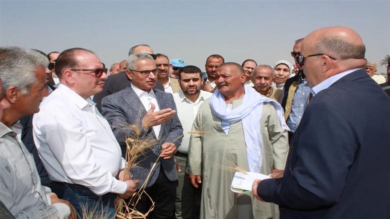 محافظ بني سويف يفتتح موسم حصاد القمح