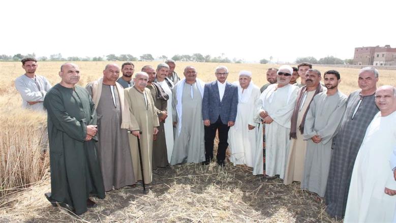 محافظ بني سويف يفتتح موسم حصاد القمح