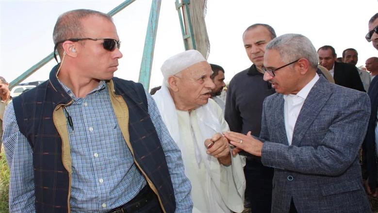 محافظ بني سويف يفتتح موسم حصاد القمح