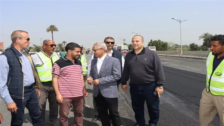 محافظ بني سويف يتابع رصف طريق دمو/الفيوم