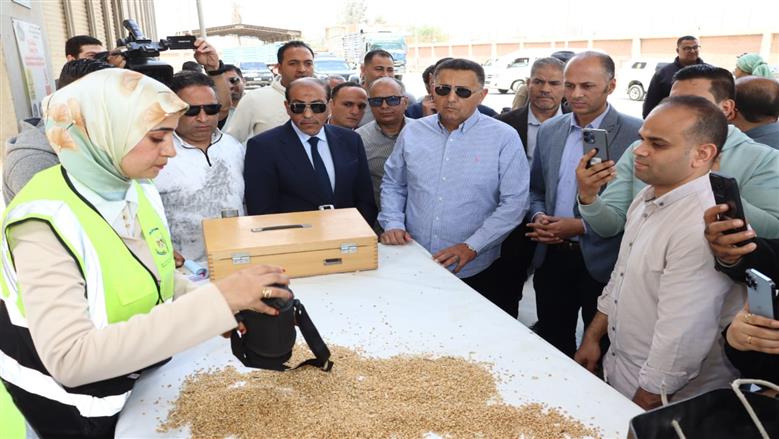 محافظ القليوبية يتفقد منظومة توريد القمح ببنها ويؤكد: توريد 45 طن حتى أمس وصرف المستحقات خلال 48 ساعة