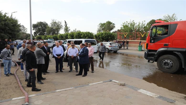 محافظ القاهرة يتابع إخماد حريق مخزن خردة قرب مستشفى الصدر بالعباسية