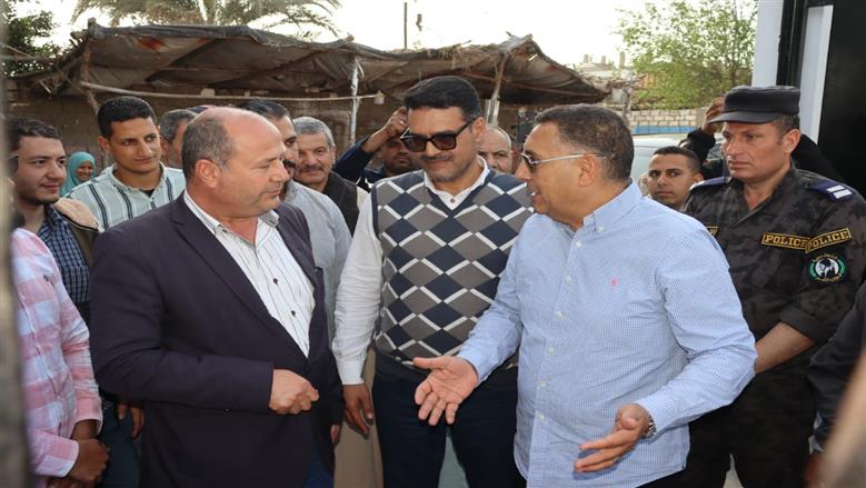 محافظ القليوبية يطلق التيار الكهربائي بمحطة صرف صحي