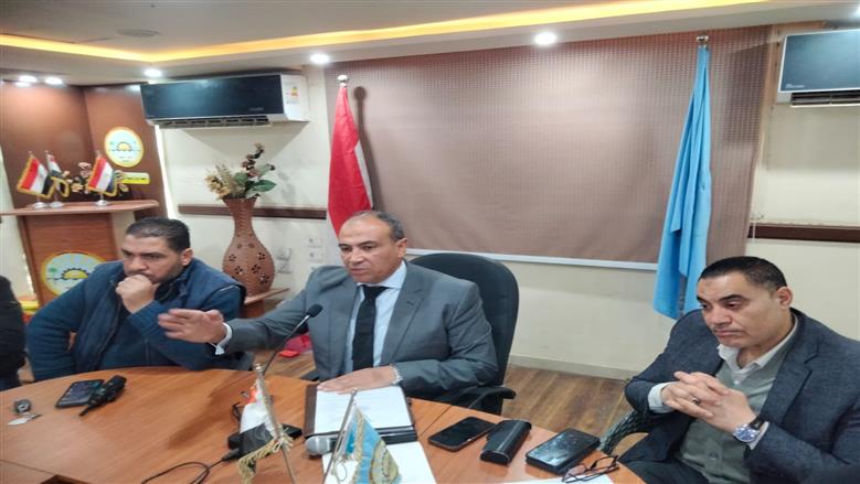 رئيس مجلس مدينة مرسي مطروح خلال اجتماع المجلس التنفيذى