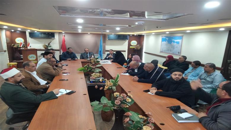 رئيس مجلس مدينة مرسي مطروح خلال اجتماع المجلس التنفيذى