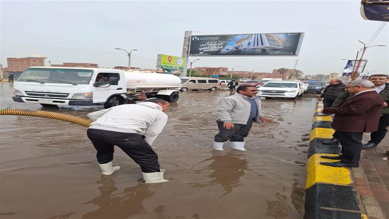 محافظ بني سويف يتابع ميدانيًا جهود مواجهة الأمطار