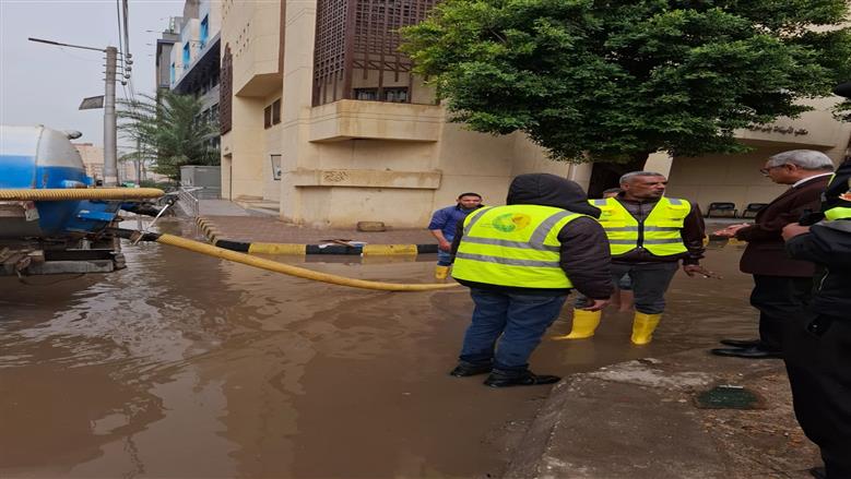 محافظ بني سويف يتابع ميدانيًا جهود مواجهة الأمطار