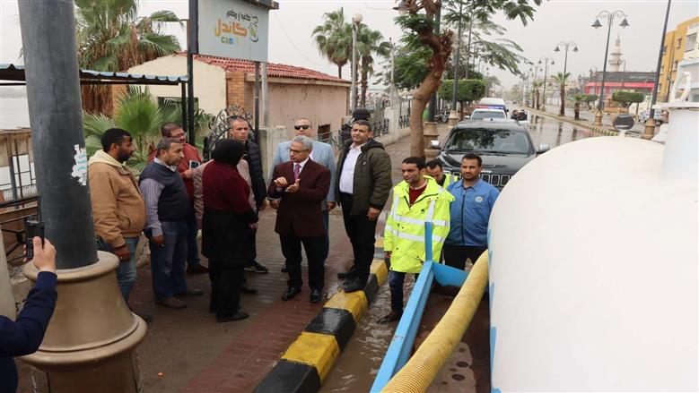 محافظ بني سويف يتابع ميدانيًا جهود مواجهة الأمطار