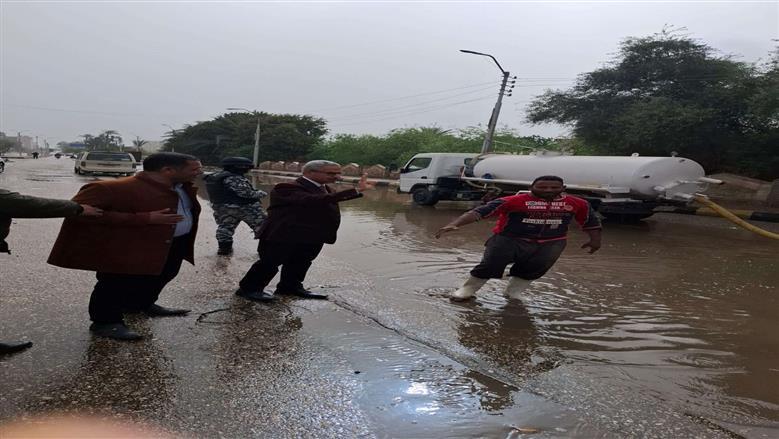 محافظ بني سويف يتابع ميدانيًا جهود مواجهة الأمطار