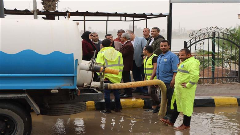 محافظ بني سويف يتابع ميدانيًا جهود مواجهة الأمطار