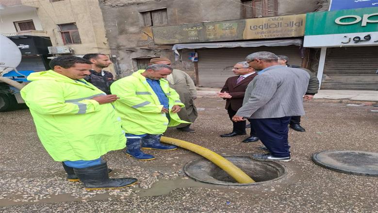 محافظ بني سويف يتابع ميدانيًا جهود مواجهة الأمطار