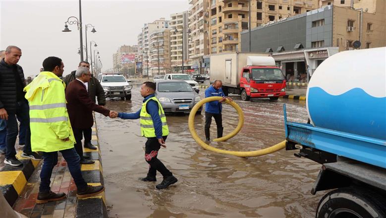 محافظ بني سويف يتابع ميدانيًا جهود مواجهة الأمطار