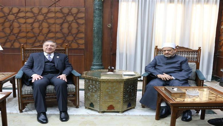 رئيس «الدستورية العليا» يزور شيخ الأزهر للاطمئنان على صحته.. ويثمّن دوره لنشر قيم الأخوة