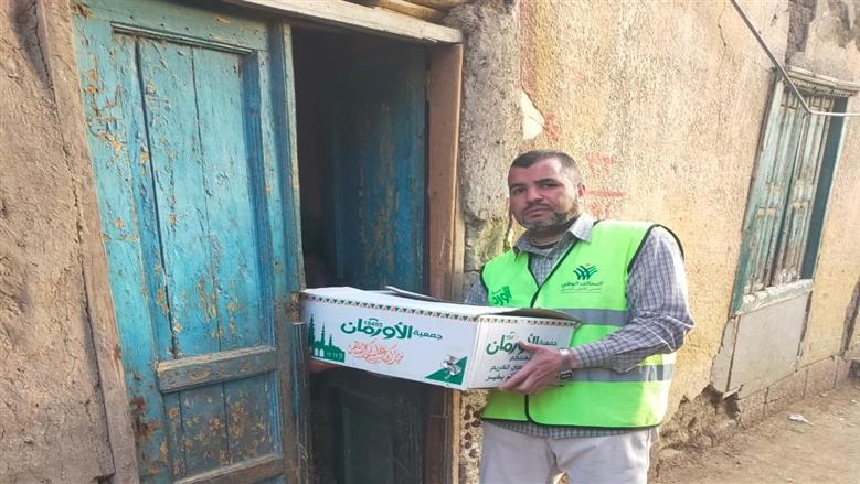 توزيع 570 كرتونة مواد غذائية للأسر الأولى بالرعاية في 12 قرية بالمنوفية