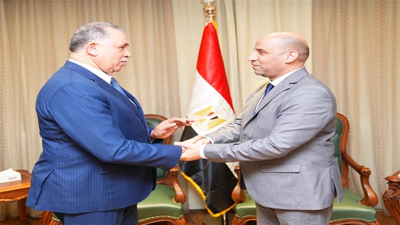 وزير العمل يستقبل نقيب المحامين
