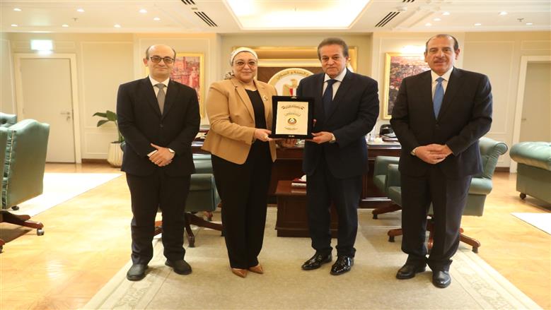 وزير الصحة يكرم رئيس الإدارة المركزية للمعامل لبلوغها سن المعاش