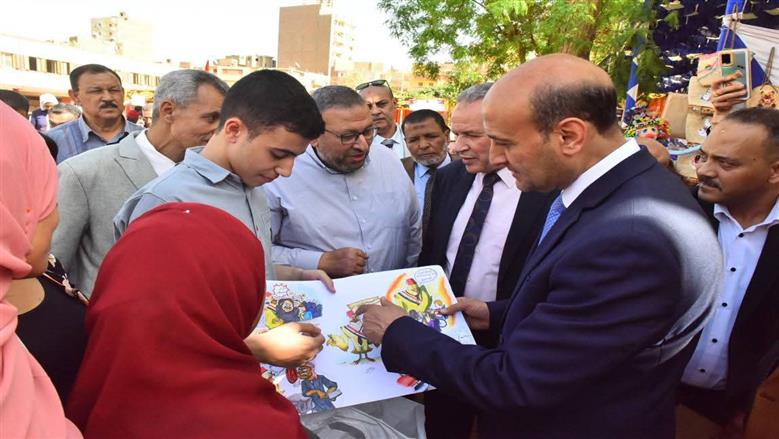 لفتة إنسانية محافظ أسيوط يقبل صورة هدية تذكارية من أعمال الطالب عبدالرحمن الحاصل على المركز الأول في فن الكاريكاتير علي مستوي الجمهورية