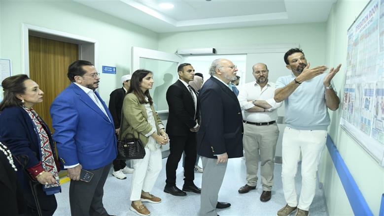 إشادة ملكية بمستشفى الناس.. الملك أحمد فؤاد الثاني يثمن الجهود في الصرح الطبي الكبير ويشجع على استمرار العطاء.. ويؤكد: ما يتحقق بدعم التبرعات «أمر عظيم».. أيمن عباس يُهدى آخر ملوك مصر درع المستشفى