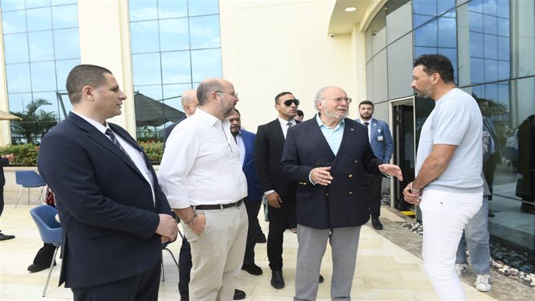 إشادة ملكية بمستشفى الناس.. الملك أحمد فؤاد الثاني يثمن الجهود في الصرح الطبي الكبير ويشجع على استمرار العطاء.. ويؤكد: ما يتحقق بدعم التبرعات «أمر عظيم».. أيمن عباس يُهدى آخر ملوك مصر درع المستشفى