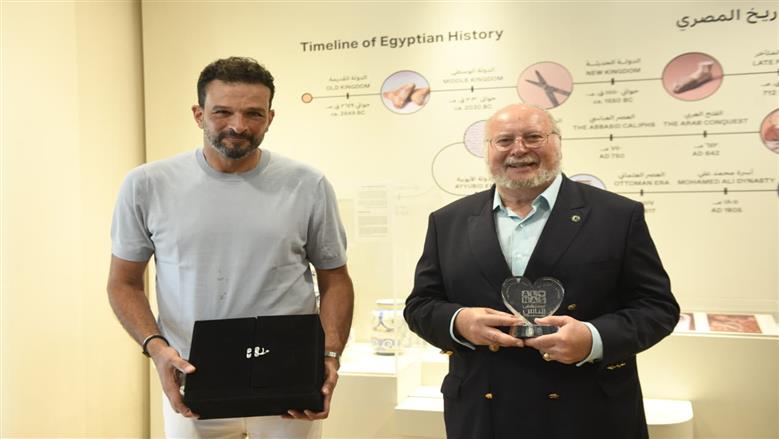 إشادة ملكية بمستشفى الناس.. الملك أحمد فؤاد الثاني يثمن الجهود في الصرح الطبي الكبير ويشجع على استمرار العطاء.. ويؤكد: ما يتحقق بدعم التبرعات «أمر عظيم».. أيمن عباس يُهدى آخر ملوك مصر درع المستشفى