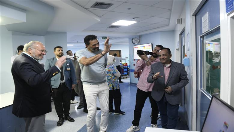 إشادة ملكية بمستشفى الناس.. الملك أحمد فؤاد الثاني يثمن الجهود في الصرح الطبي الكبير ويشجع على استمرار العطاء.. ويؤكد: ما يتحقق بدعم التبرعات «أمر عظيم».. أيمن عباس يُهدى آخر ملوك مصر درع المستشفى