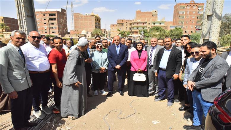«حسّوا بالناس».. محافظ أسيوط يطالب بسرعة إنهاء أعمال كوبري الحواتكة لخدمة 120 ألف مواطن 
