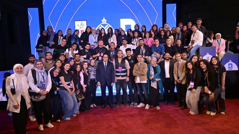 رئيس جامعة القاهرة يجري حوارا مفتوحا مع الطلاب في ملتقى التوظيف والتدريب