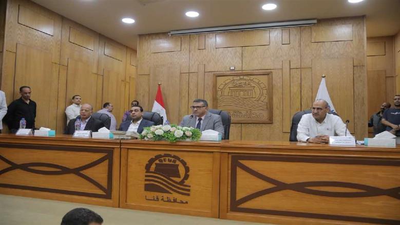 استمر 10 ساعات.. محافظ قنا يبحث 355 طلبا في اللقاء الأسبوعي مع المواطنين