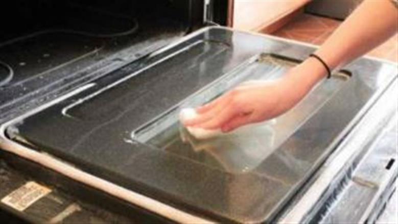 8 طرق فعّالة لتنظيف الفرن من الدهون نهائيًا.. خلطة سحرية في كل منزل