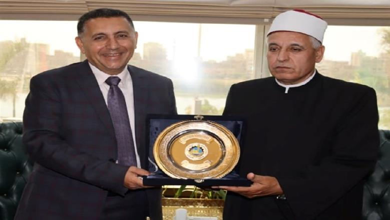 محافظ القليوبية يكرم رئيس المنطقة الأزهرية بالقليوبية بمناسبة بلوغه السن القانونية للمعاش
