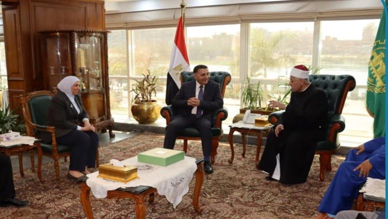 محافظ القليوبية يكرم رئيس المنطقة الأزهرية بالقليوبية بمناسبة بلوغه السن القانونية للمعاش