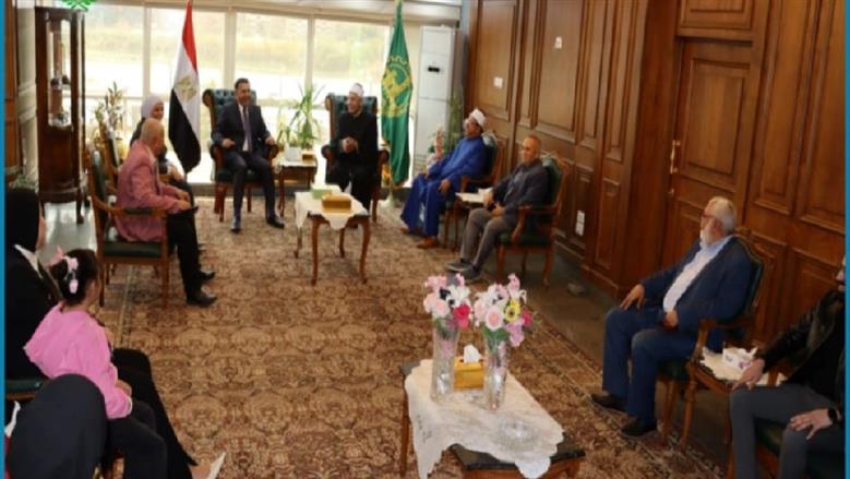 محافظ القليوبية يكرم رئيس المنطقة الأزهرية بالقليوبية بمناسبة بلوغه السن القانونية للمعاش