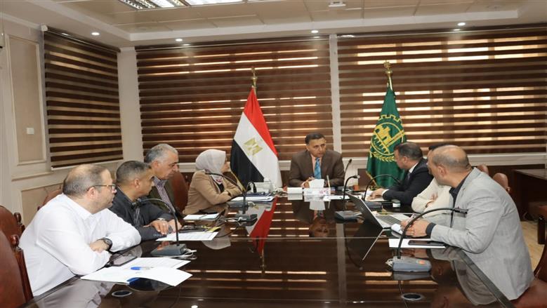 محافظ القليوبية: الاستعانة بنظام التتبع الإلكتروني (GPS) لمراقبة انتظام خطوط سير النقل الجماعي