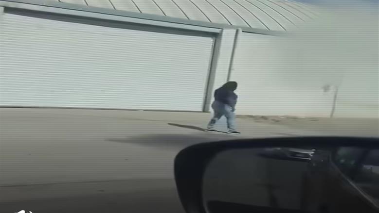 تلقت أكثر من 200 لسعة.. سرب من النحل يهاجم سيدة في المكسيك وأفراد الجيش يتدخلون لإنقاذها